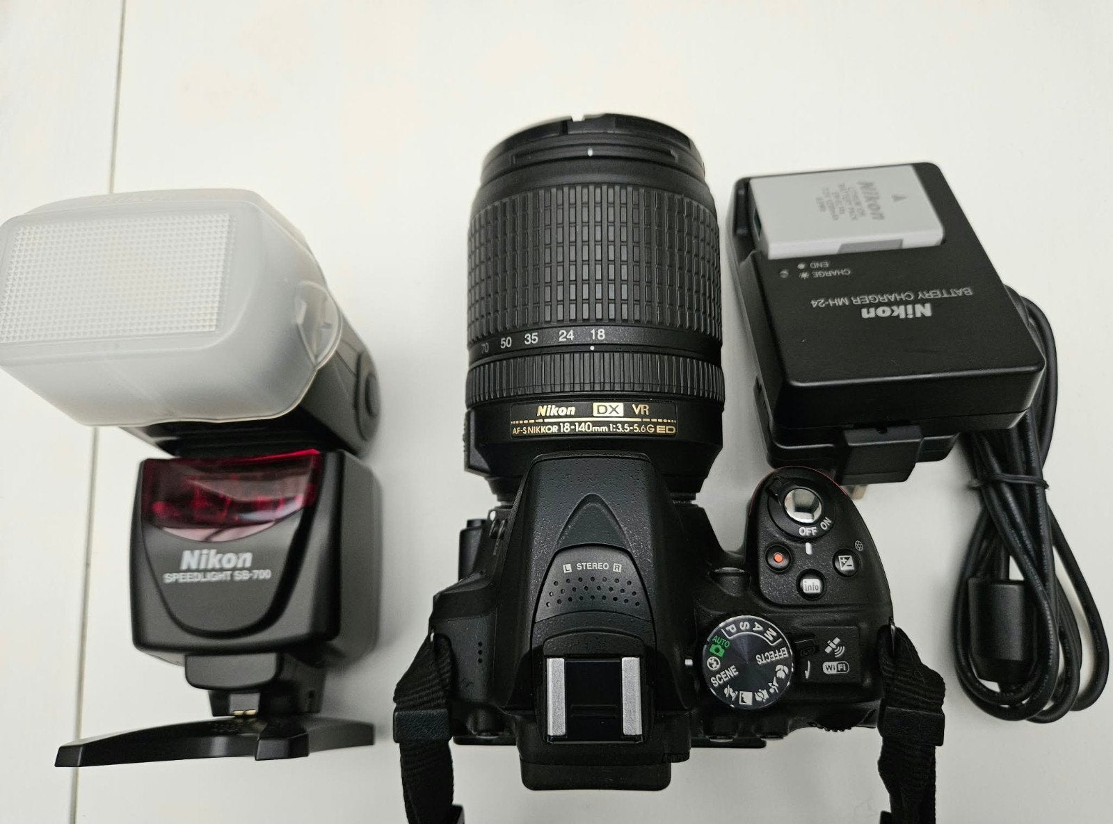 NIKON D5300 +AF-S 18-140 F3.5-5.6 G ED VR +FLASH SB 700, Enlèvement ou Envoi, Batterie, Nikon