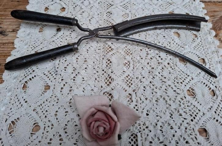 Ouderwetse krultang met zwarte houten handvaten, Antiek en Kunst, Ophalen of Verzenden