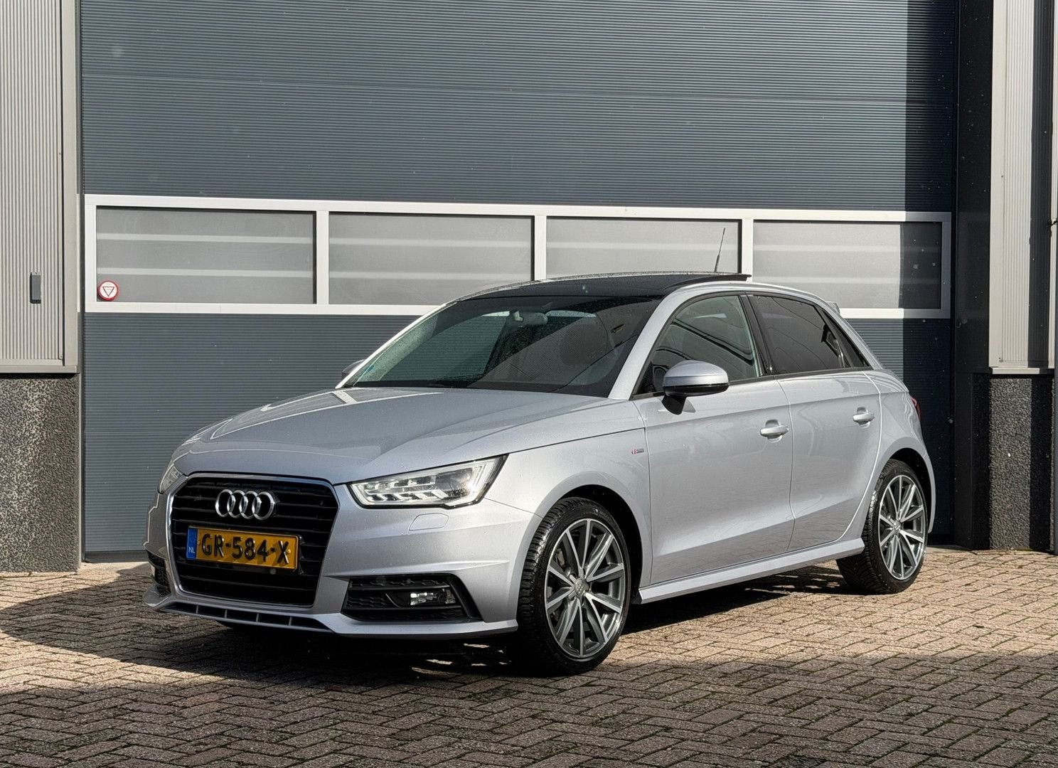 Audi A1 Sportback 1.0 TFSI Sport bj.2015 Pano|5 Drs|Navi|Pdc, Autos, Argent ou Gris, Achat, A1, Phares au xénon