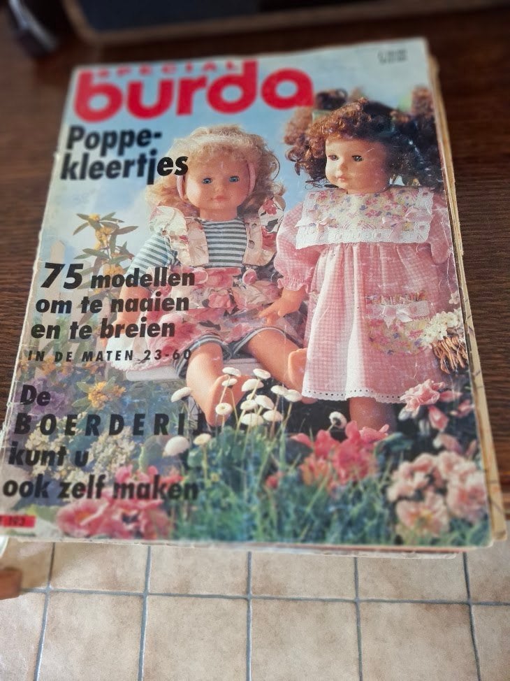 BURDA Special poppekleertjes uit 1992, Hobby en Vrije tijd, Ophalen of Verzenden, Gebruikt, Overige typen, Burda