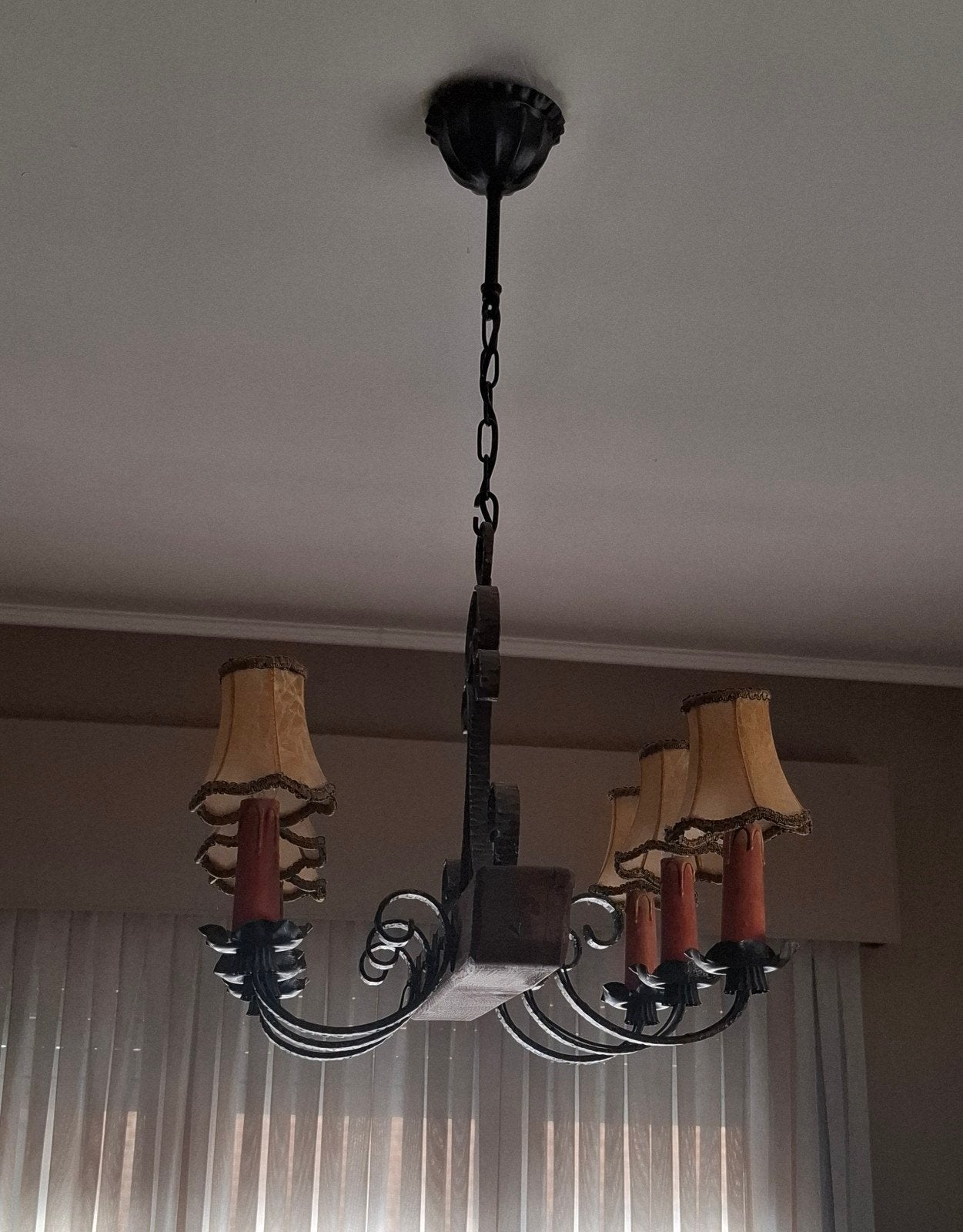 Lustre en fer forgé, Enlèvement