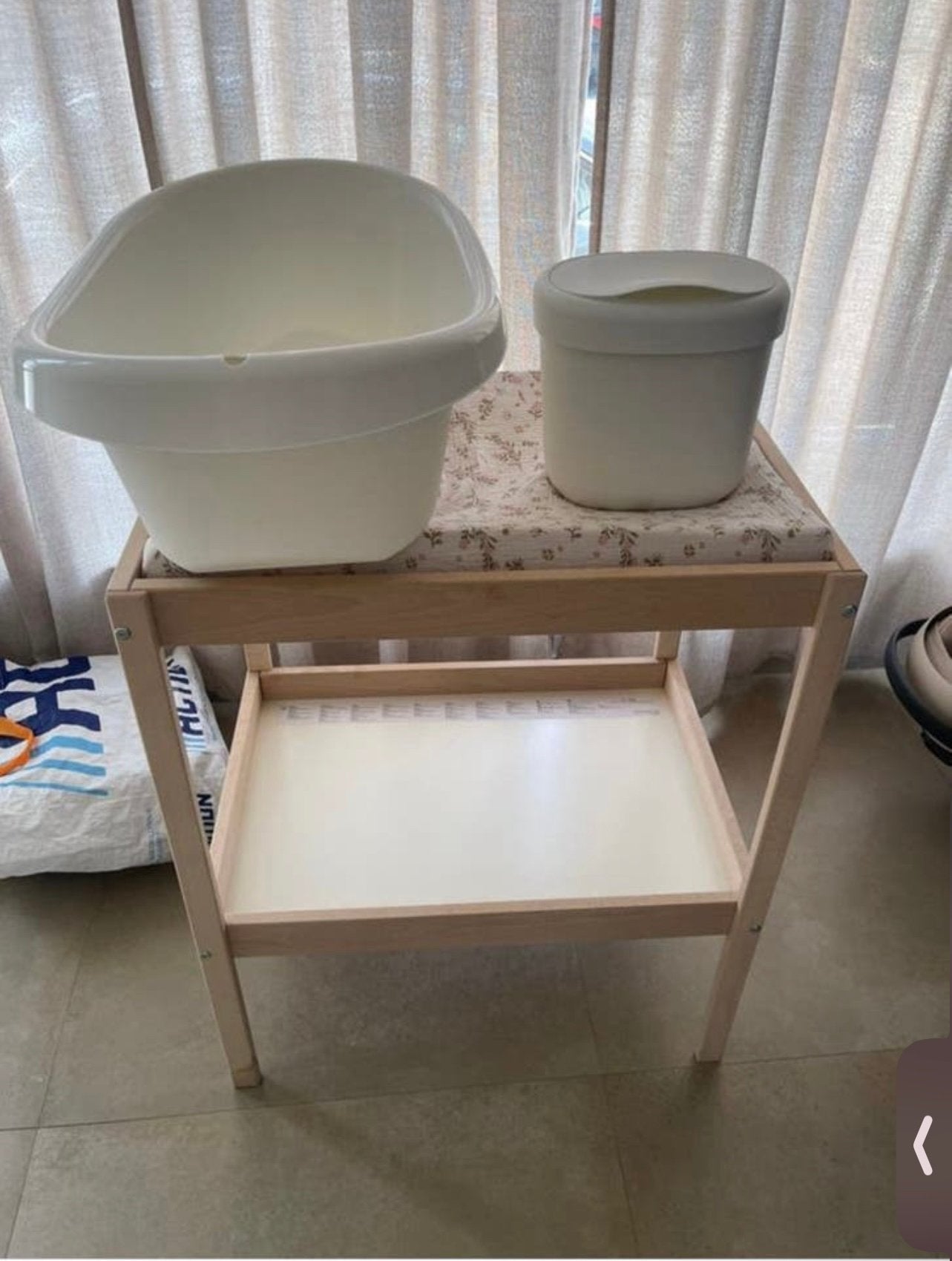 Table a langer avec baignoire et accessoires, Enfants & Bébés, Enlèvement, Comme neuf