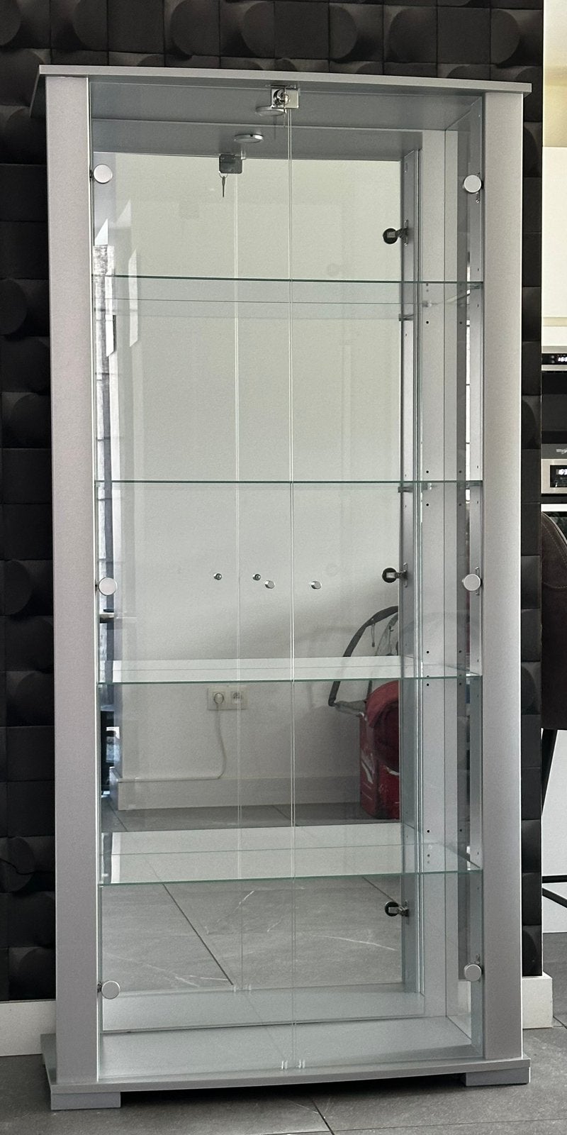 Vitrinekast in zilverkleur met glazen deuren, Huis en Inrichting, Kasten | Vitrinekasten, Ophalen, Met deur(en), Glas, Modern, tijdloos