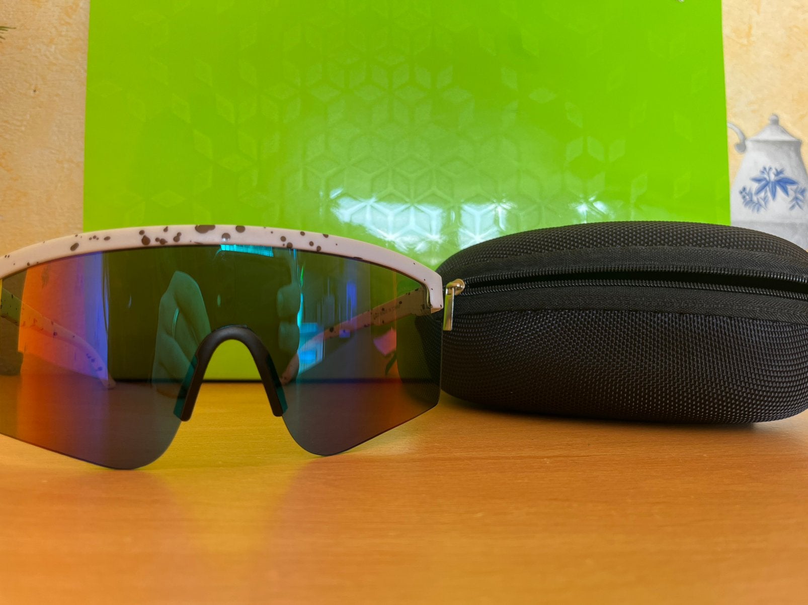 Witte Sport Zonnebril inclusief hardcase, Overige merken, Zonnebril, Wit, Ophalen of Verzenden