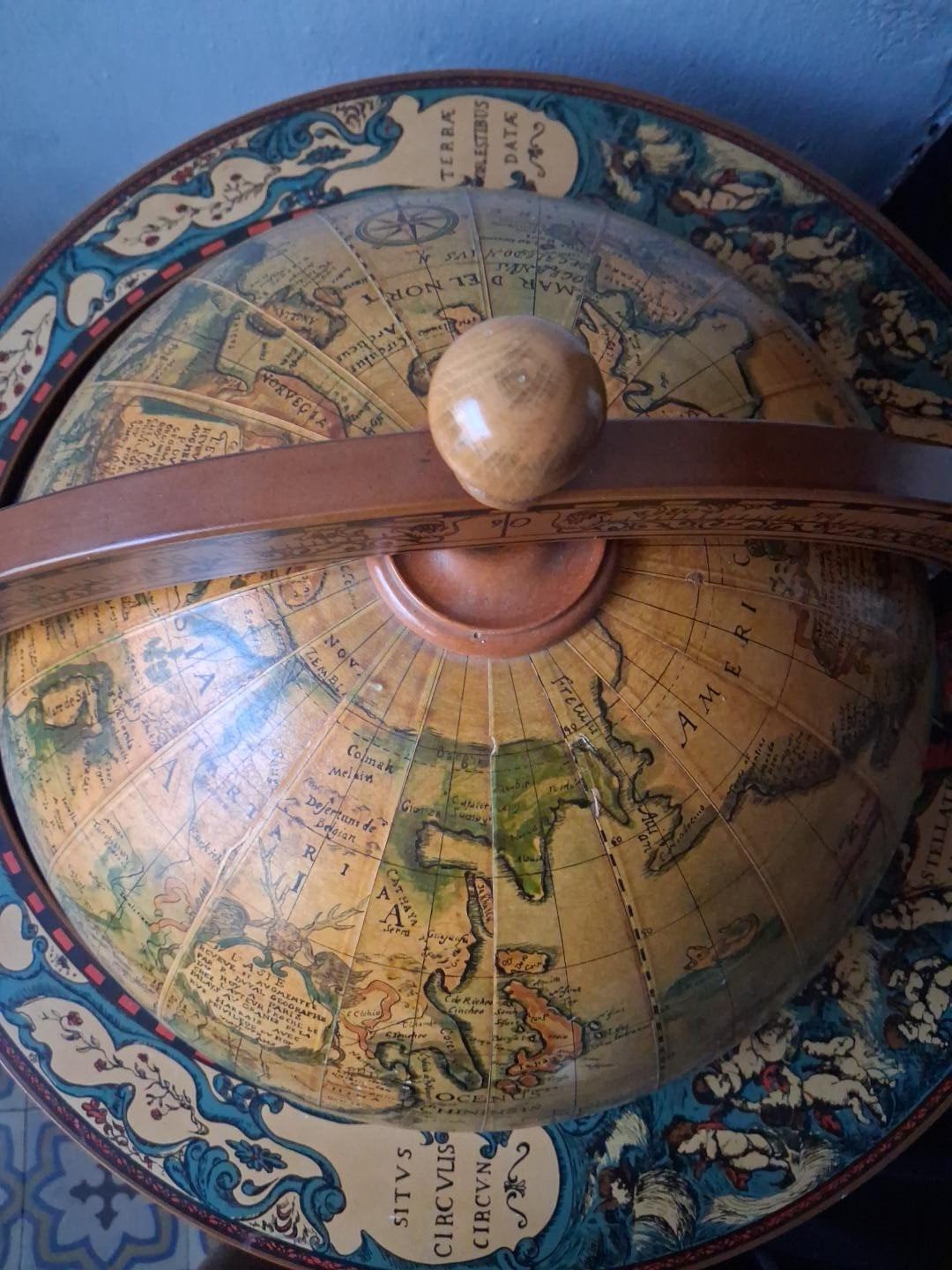 Bar-globe terrestre, Enlèvement