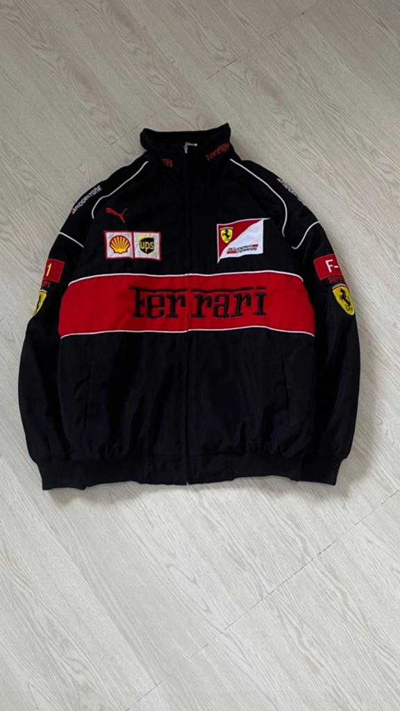 Zwarte Ferrari racing jas / Puma Ferrari jacket maat M, Kleding | Heren, Ophalen, Zo goed als nieuw, Maat 48/50 (M), Rood