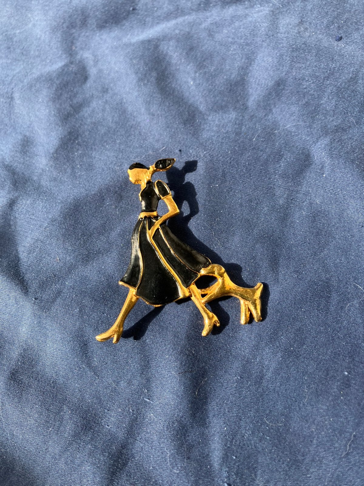 Vintage broche dame met hond – goudkleurig zwart emaille, Handtassen en Accessoires, Broches, Zo goed als nieuw, Koper, Zwart