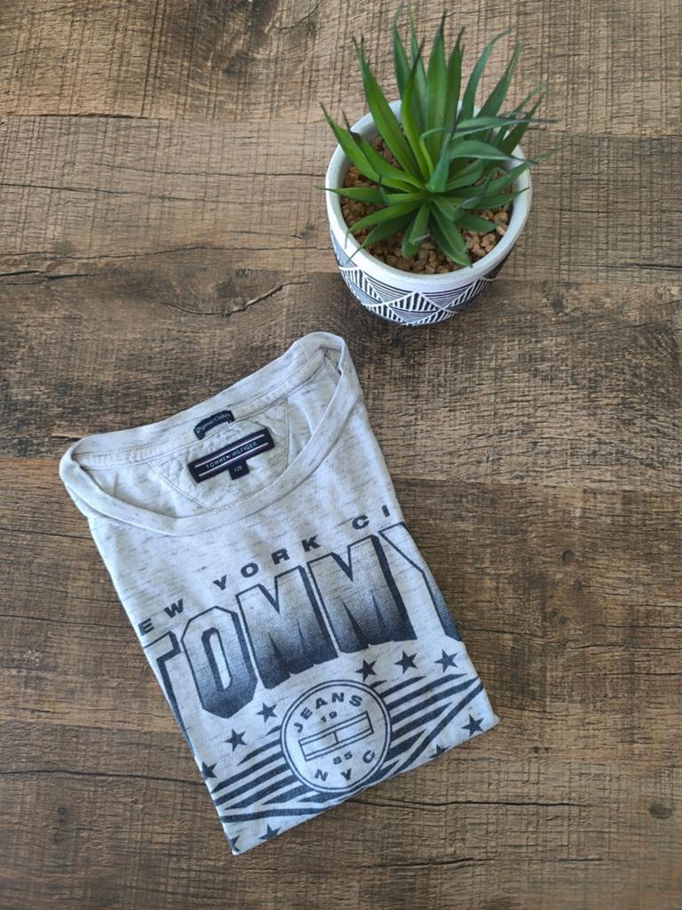 T-shirt gris avec inscription « Tommy » taille 128, Garçon, Enlèvement ou Envoi, Chemise ou À manches longues, Comme neuf