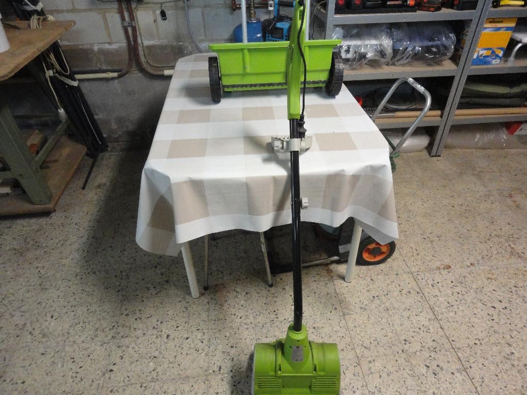 Sneeuwruimer elektrisch en gratis erbij strooiwagentje., Ophalen of Verzenden, Zo goed als nieuw