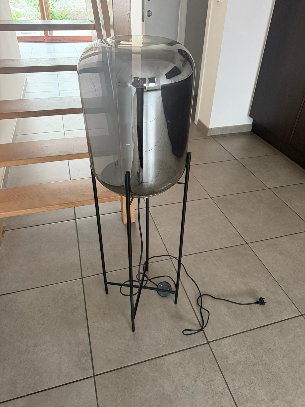 Design vloerlamp met smoke glas kap en zwart metalen frame, Huis en Inrichting, Lampen | Vloerlampen, Ophalen, Zo goed als nieuw