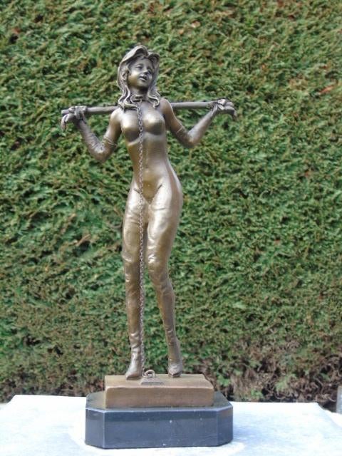 femme soumise attaché et enchaîné en bronze , S/M, Enlèvement ou Envoi, Bronze