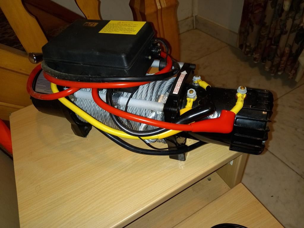 Winch 12 V  6100 kg  nooit gebruikt dus nieuw., Ophalen