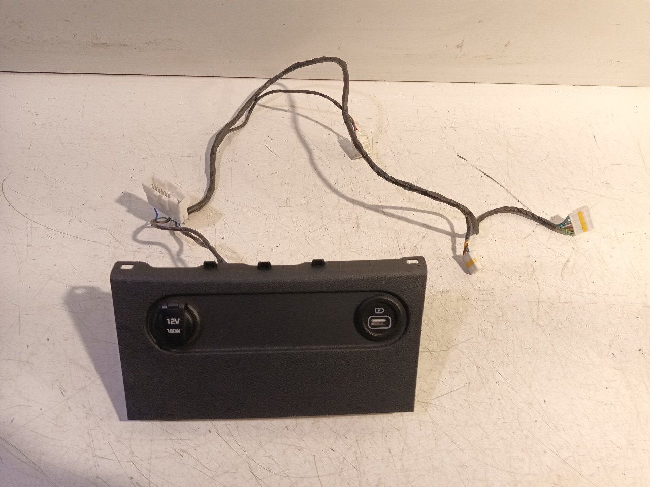 Aansluiting voor 12 volt Hyundai Santa Fe, Onderdelen@venauto.nl, Van der Ven Autorecycling B.V., Ettenseweg 76, 4706 PB Roosendaal, The Netherlands