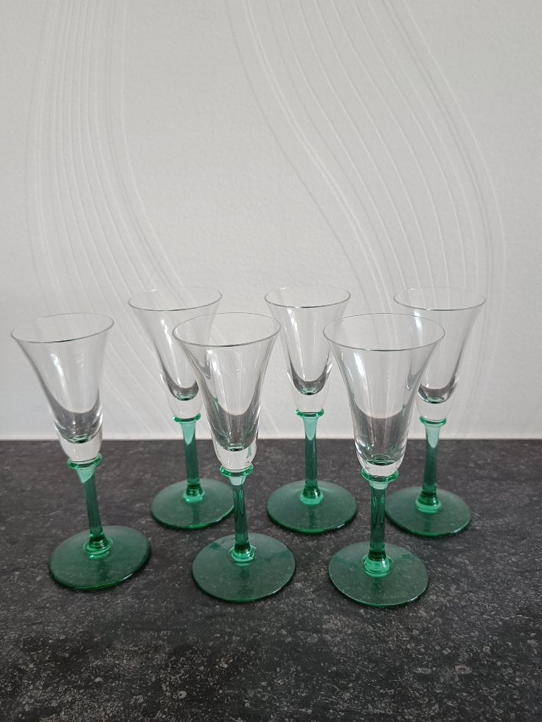 6 borrelglazen met groene voet. Hoogte: 12,50 cm., Verzamelen, Glas en Drinkglazen, Ophalen of Verzenden, Zo goed als nieuw, Borrel- of Shotglas