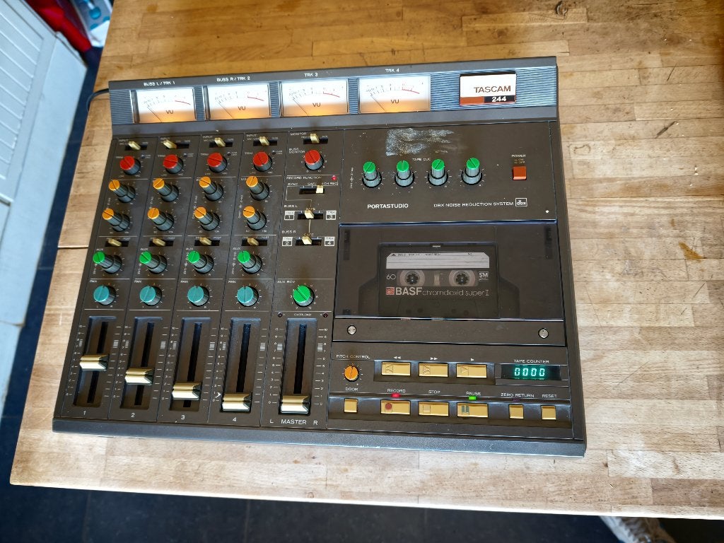 4 tracks K7 Recorder TASCAM Portastudio 244 NEED SERVICE, Musique & Instruments, Enlèvement ou Envoi, Utilisé, Moins de 5 canaux
