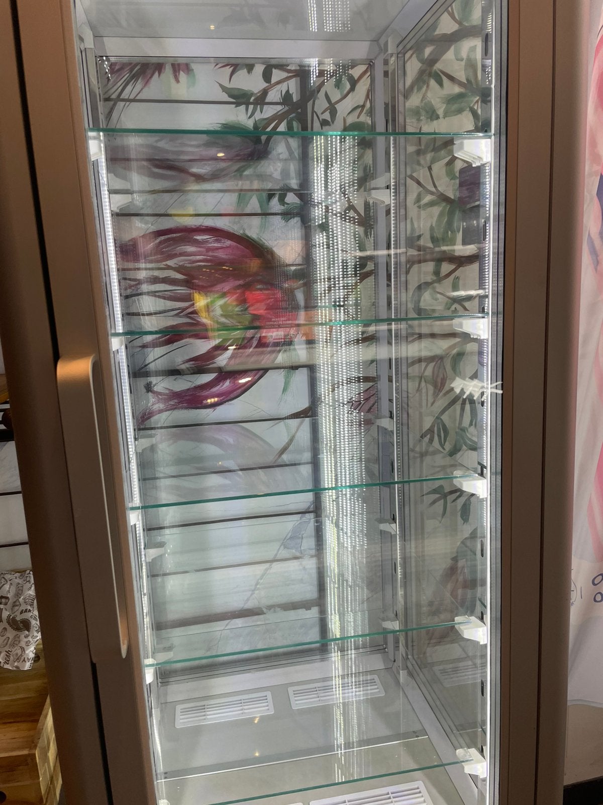 Nieuwe koelkast met dessertdisplay, Ophalen