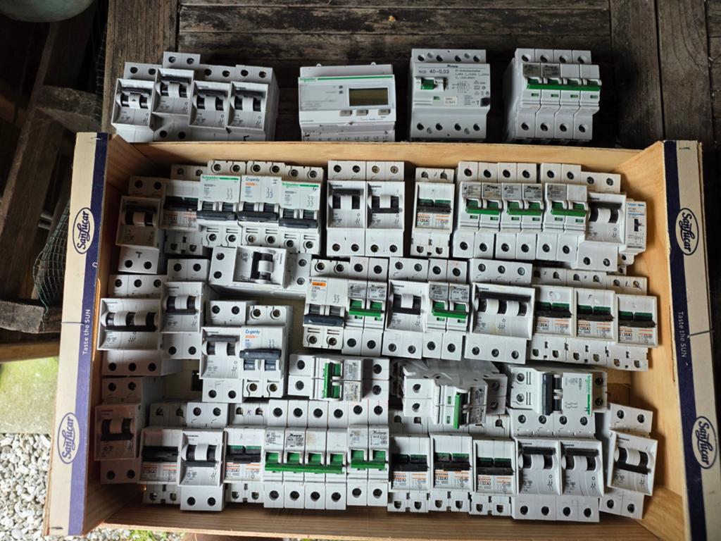 Lot Zekeringen-automaten-differentieel-energiemeter, Ophalen