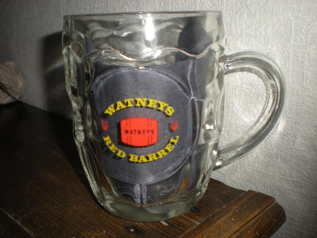 WATNEYS Red Barrel mok (pint), Verzamelen, Ophalen of Verzenden, Zo goed als nieuw, Glas of Glazen