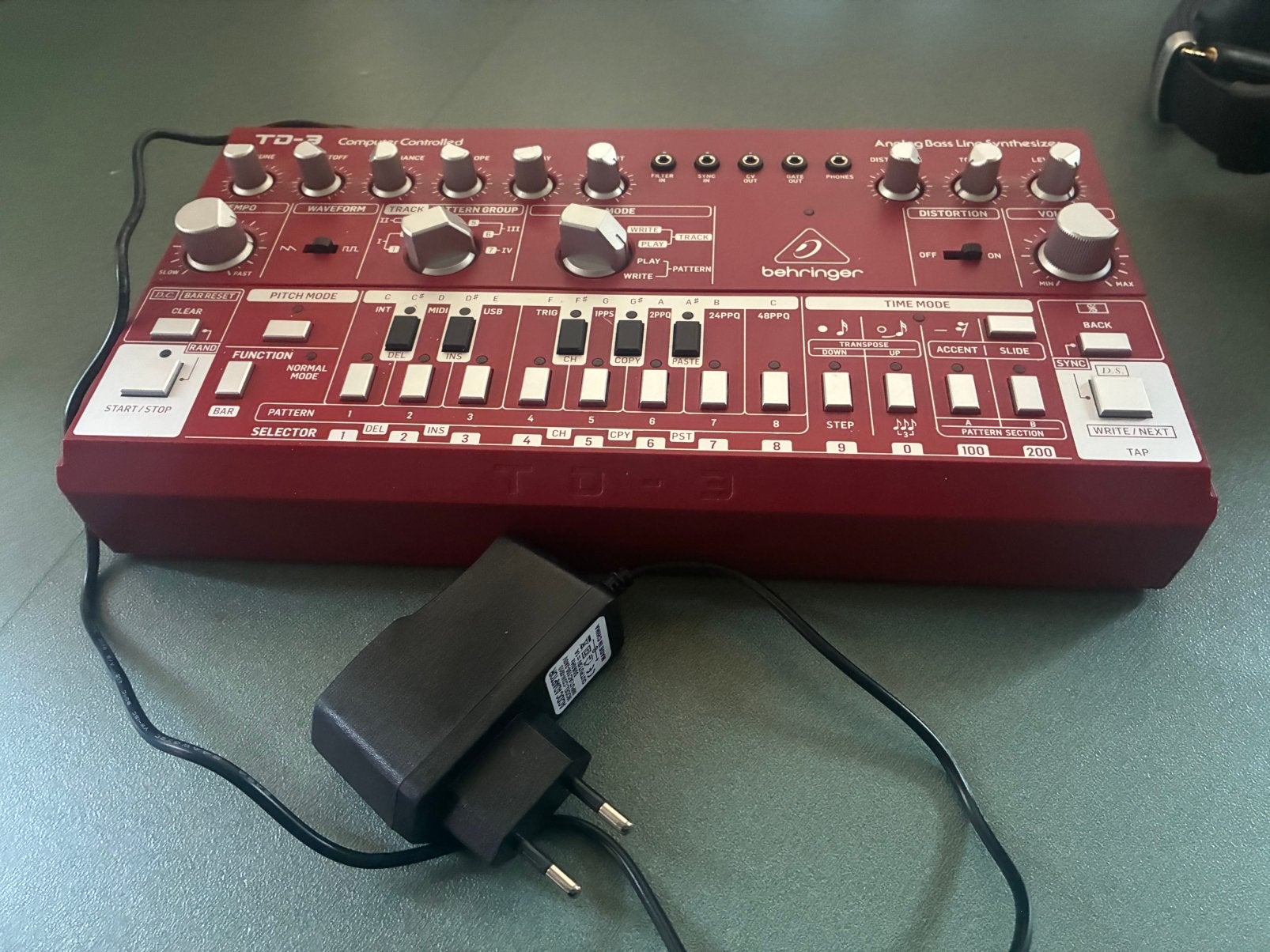 Behringer TD-3-RD Analog Bass Line Synthesize, Rood, Muziek en Instrumenten, Ophalen of Verzenden, Zo goed als nieuw