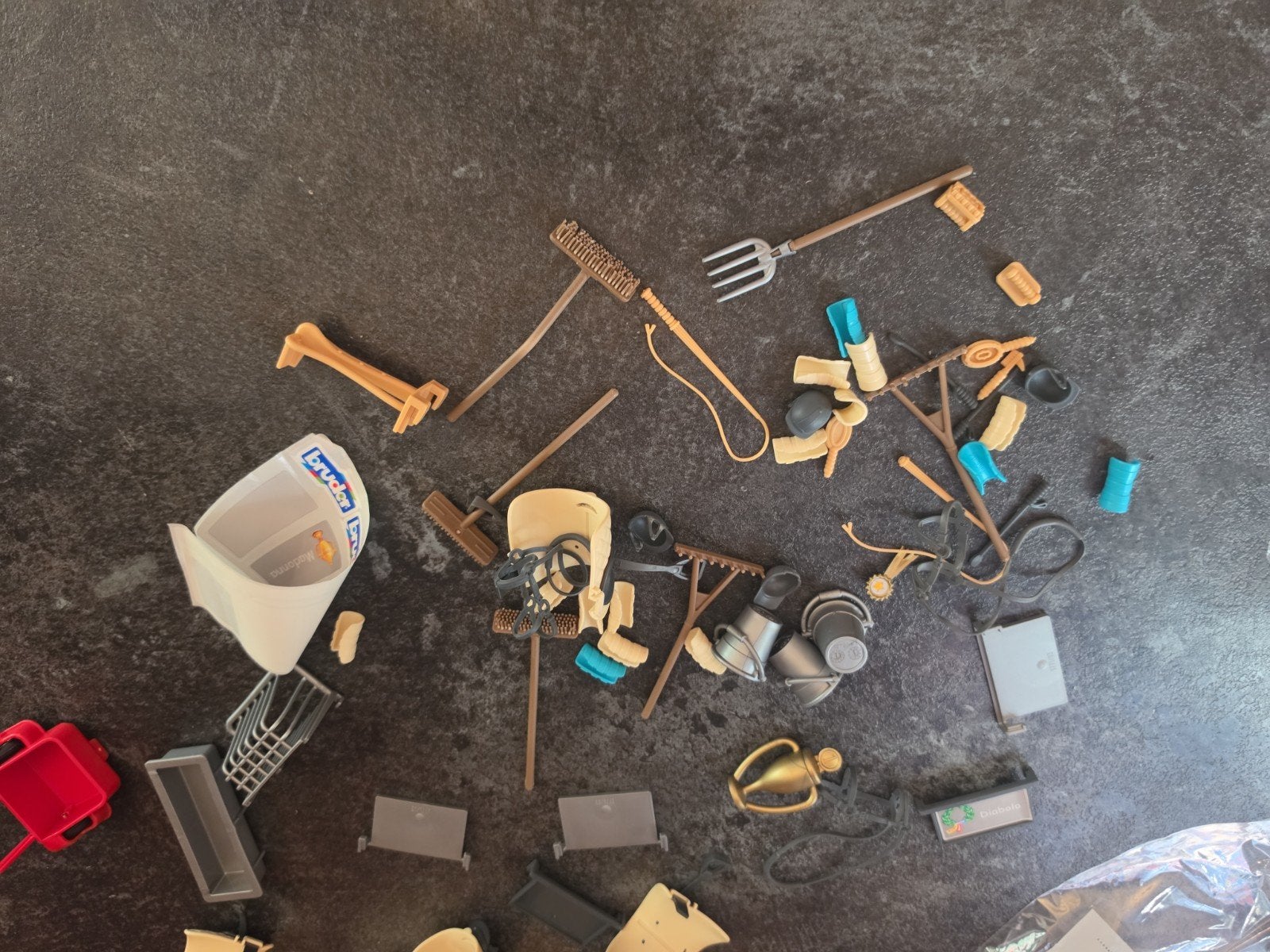 Grand lot d'accessoires équestres Bruder, Enlèvement