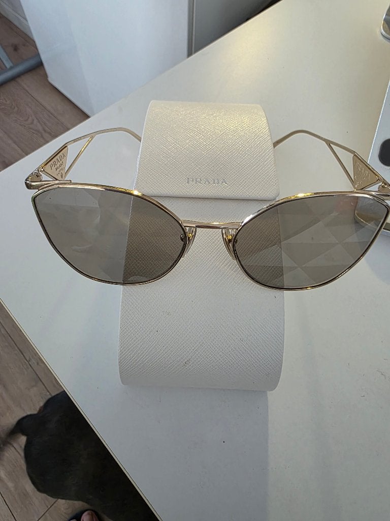 Prada zonnenbril, Ophalen
