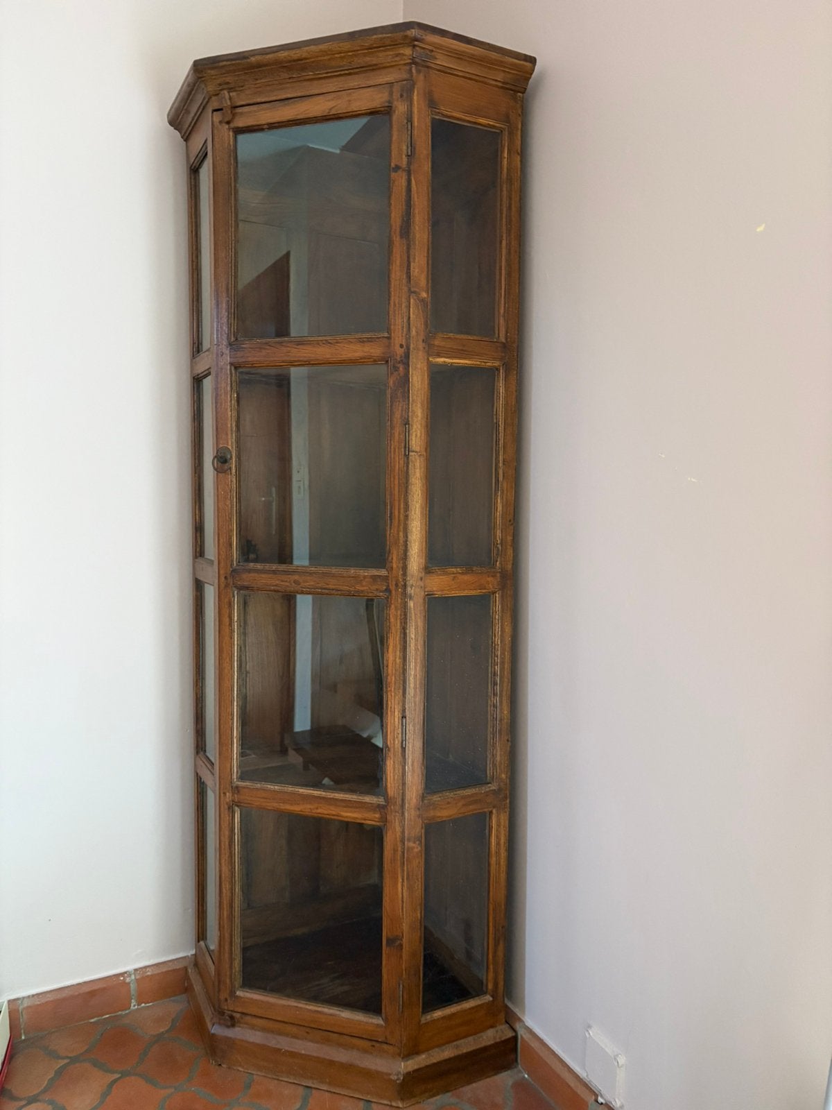 vitrine d'angle hexagonale en bois massif, Maison & Meubles, Armoires | Vitrines, Enlèvement, Comme neuf