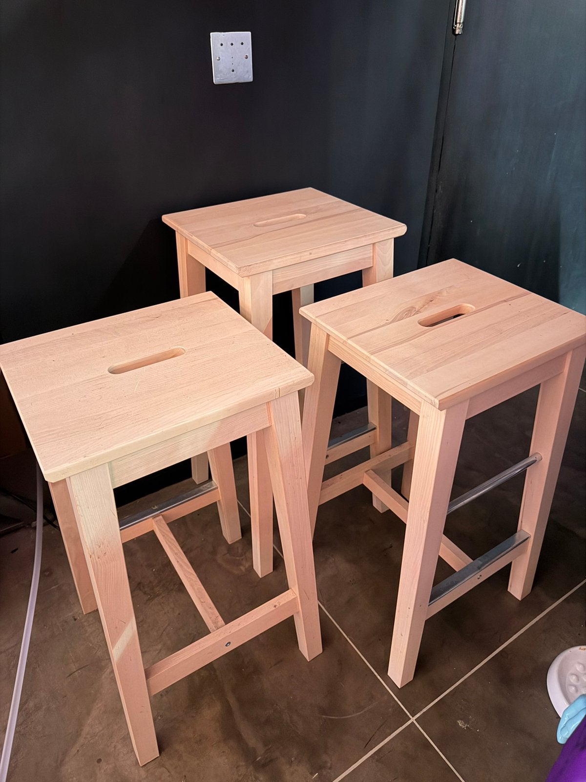 2 lage houten krukjes, Huis en Inrichting, Barkrukken, 2 krukken, Ophalen, Zo goed als nieuw, Hout