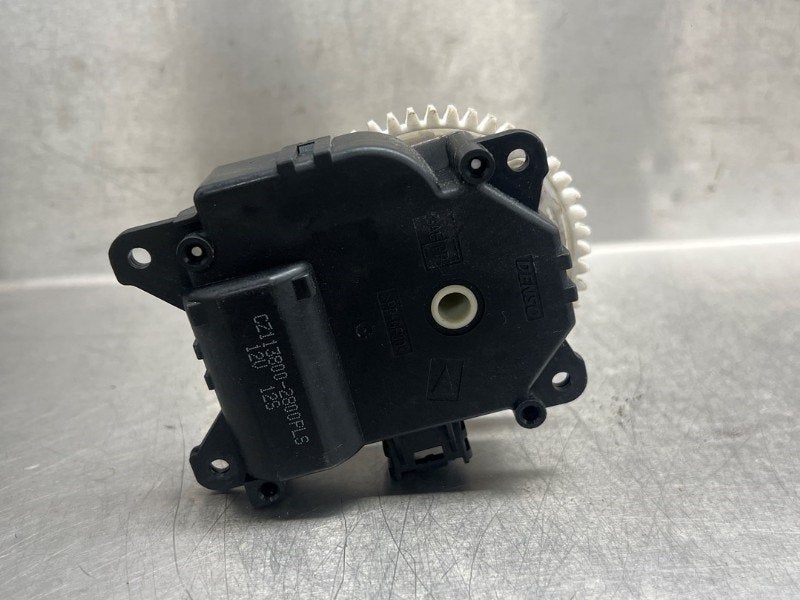KACHELSTELMOTOR Toyota Yaris III (P13) (|CZ1138002800PLS|), Gebruikt, Toyota
