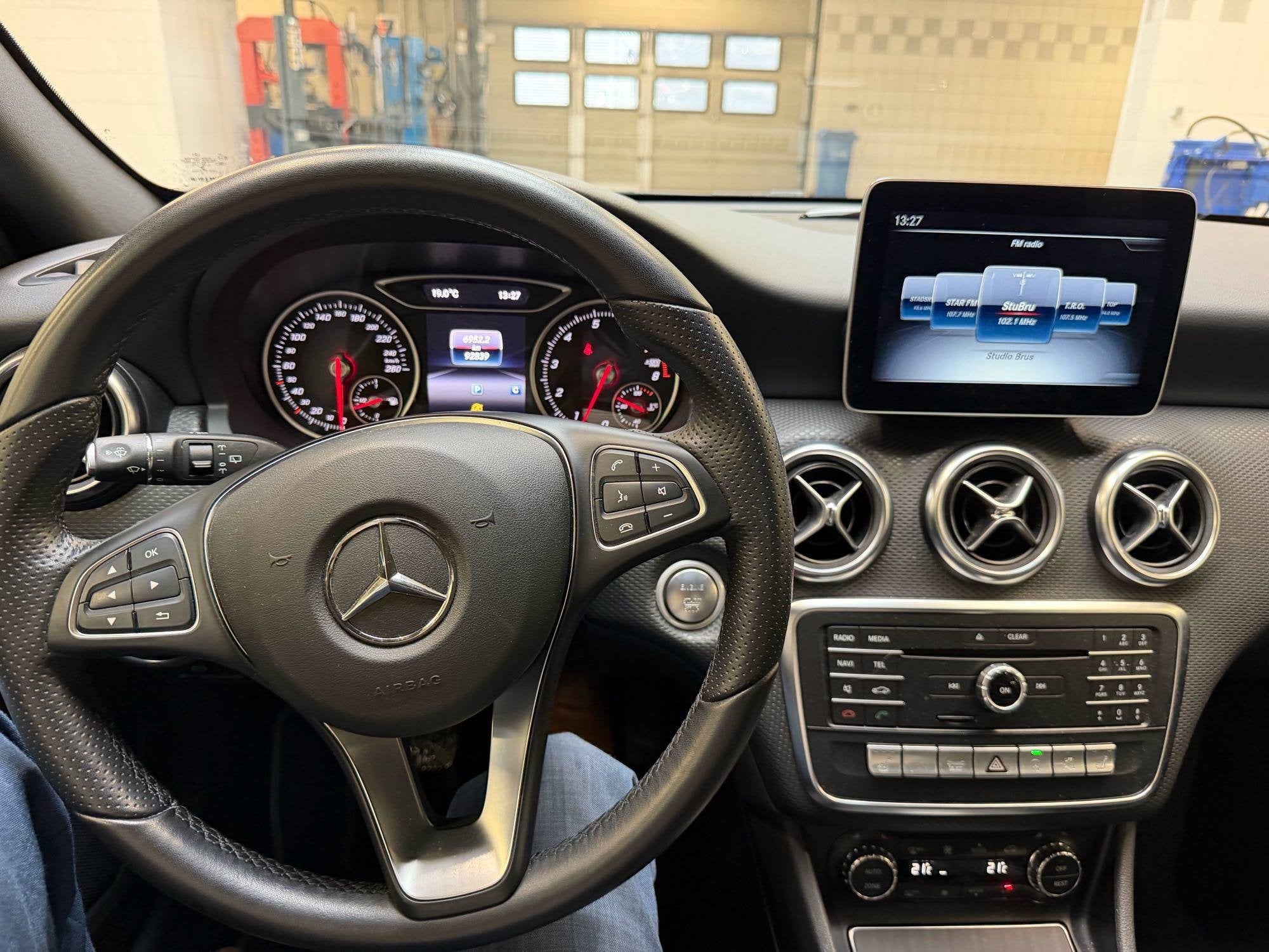 Mercedes-Benz A 180 + AMG LINE + LED + 1Y USED GARANTIE, Gebruikt, 4 cilinders, 1600 cc, Zwart