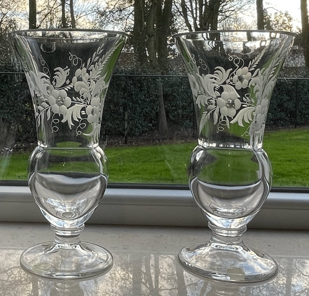 2 identieke vazen VSL met bloemengraveringen, Enlèvement