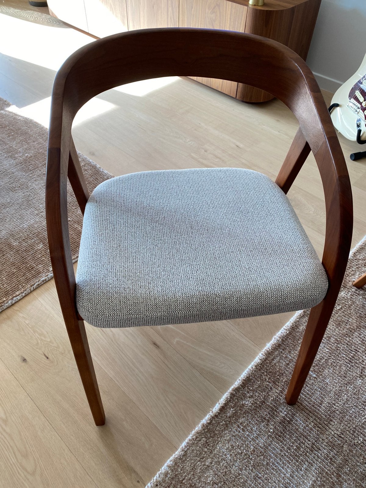 4 Armstoelen model Mizza in walnoot ,dotstof ecru zitting, Huis en Inrichting, Nieuw, Ophalen of Verzenden, Vier, Hout