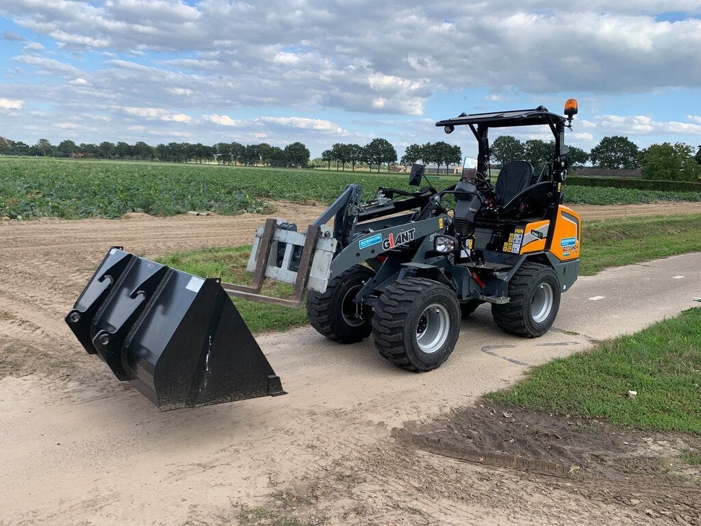Giant G2700 X-TRA HD+ minishovel DEMO skid banden €695 LEA, Tobroco, Info@tobroco.nl, Sprendlingenstraat 57
5061 KM  Oisterwijk