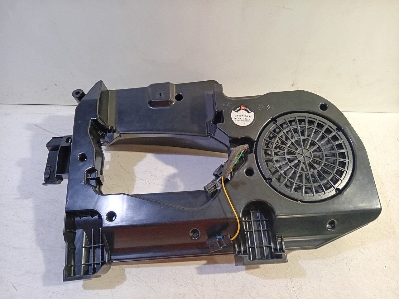 Subwoofer Peugeot 2008, Ophalen of Verzenden, Van der Ven Autorecycling B.V., Onderdelen@venauto.nl, Ettenseweg 76, 4706 PB Roosendaal, The Netherlands
