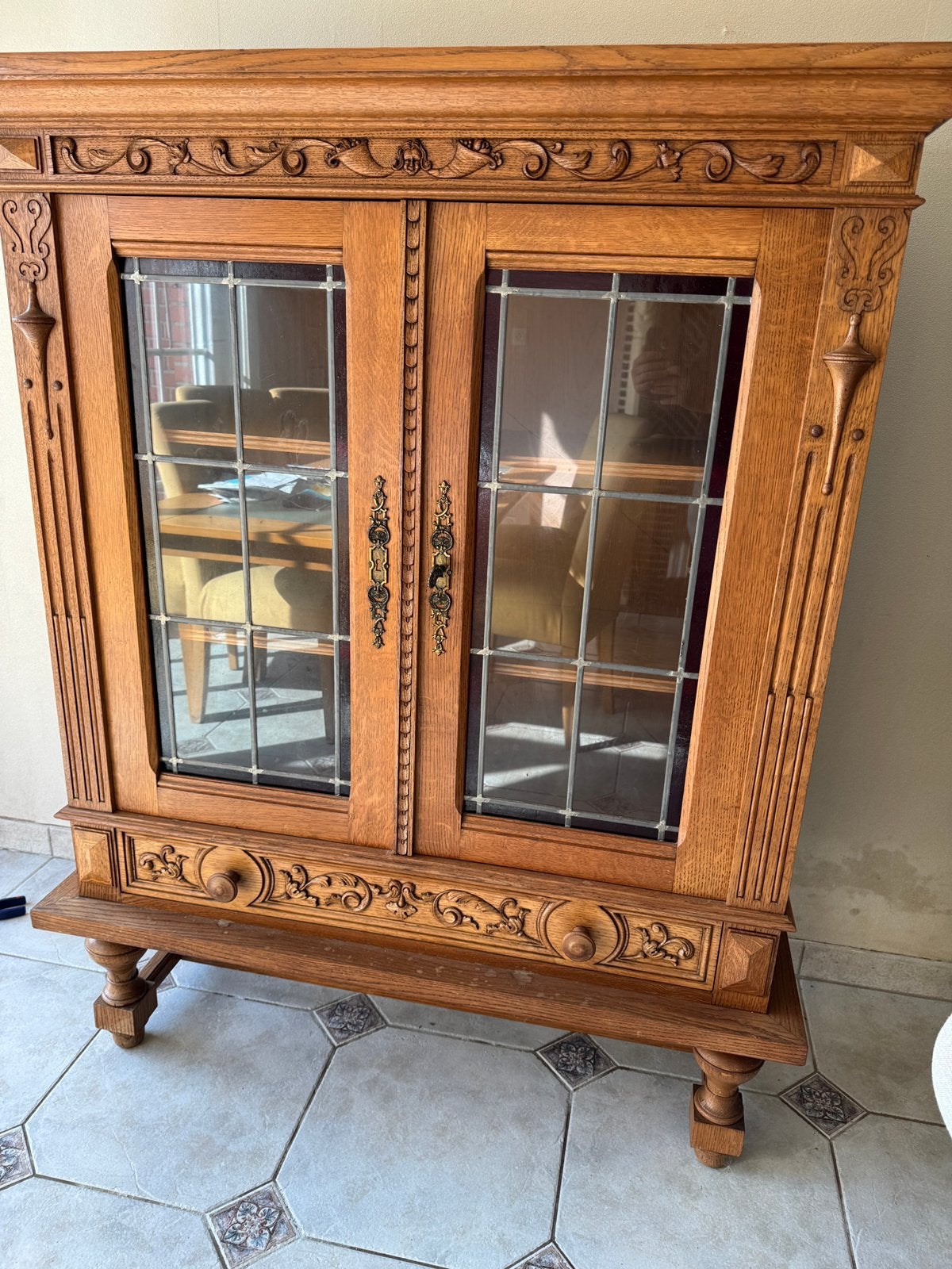 Armoire à vintrine ancienne, Enlèvement