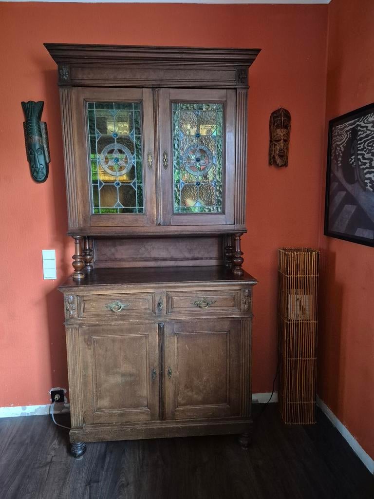 Antieke buffetkast in donker massief hout, Maison & Meubles, Armoires | Buffets, Avec porte(s), Verre, Enlèvement