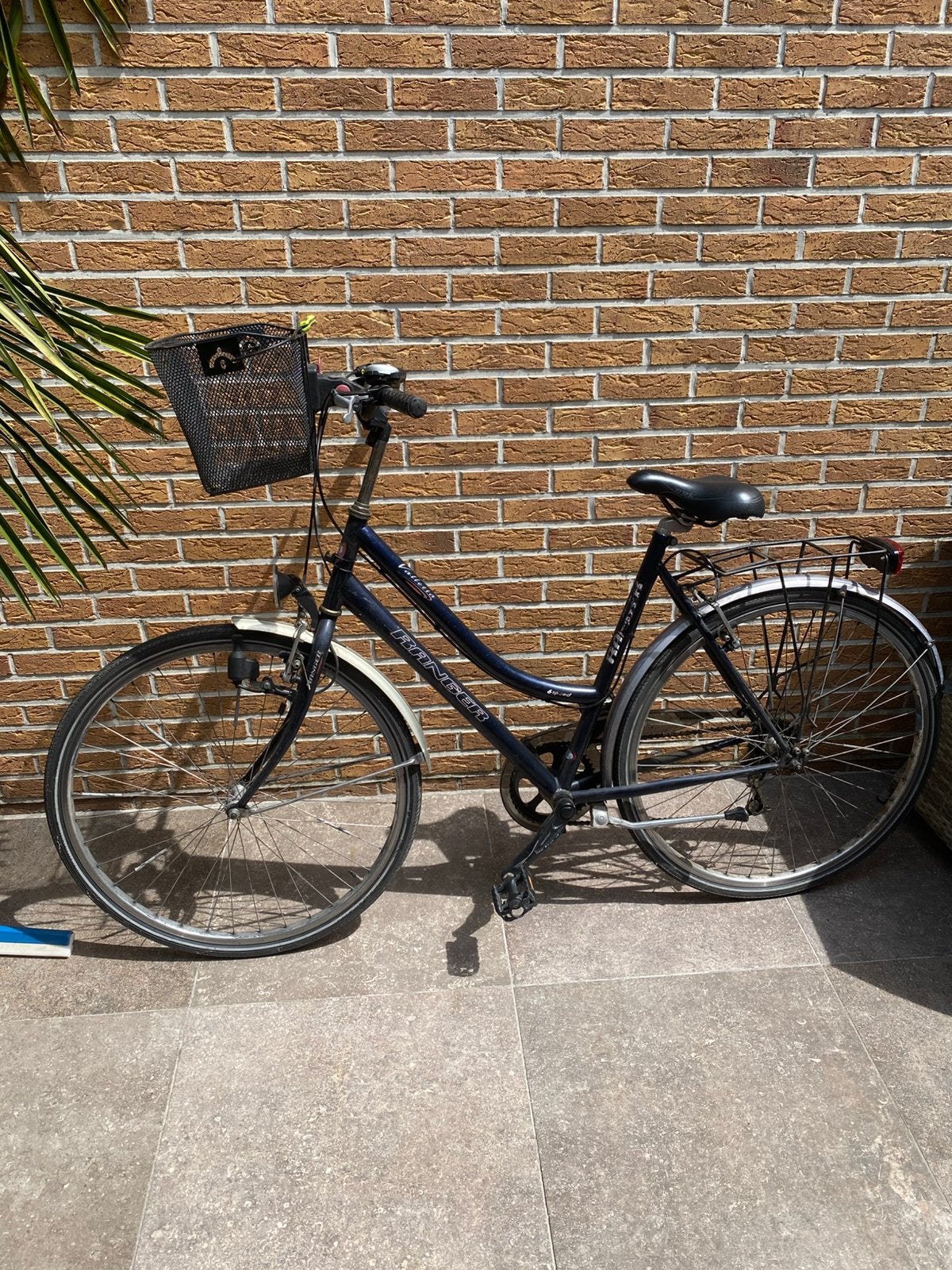 Vrouwenfiets met draagmand, Ophalen