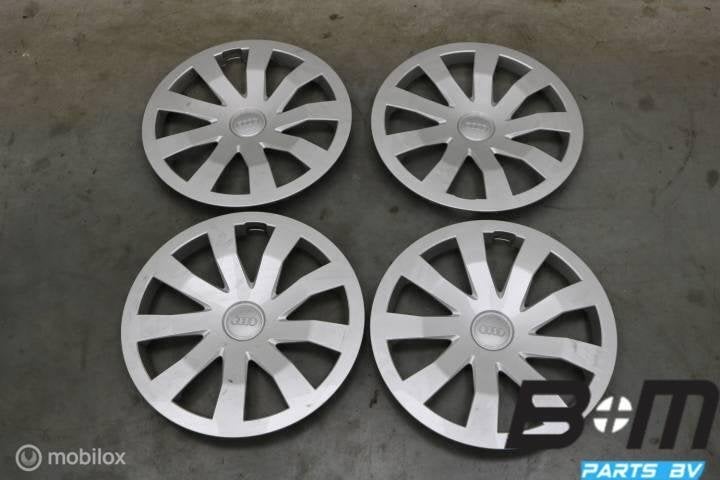 Set 15 inch wieldoppen Audi A1 GB 82A601147, Auto-onderdelen, Gebruikt, Band(en)
