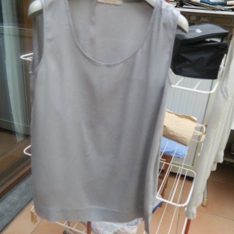 Topje zijde lichtgrijs Solochiara mt 38-40, Kleding | Dames, Maat 38/40 (M), Solochiara, Ophalen of Verzenden, Zo goed als nieuw