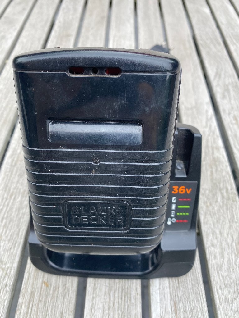 Black & Decker lader 36v, Ophalen, Zo goed als nieuw, Accu-grasmaaier, Black&Dekker