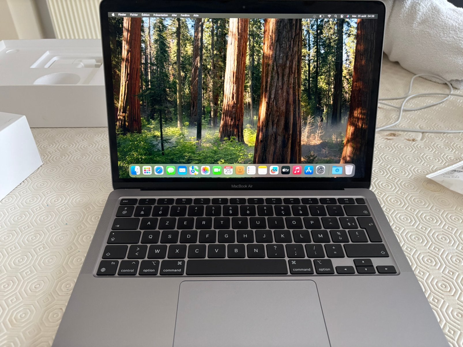 MacBook Air M1 (2020) - 256 Go- Très bon état (légers coups), Informatique & Logiciels, 256 GB, Comme neuf, Azerty, 8 GB