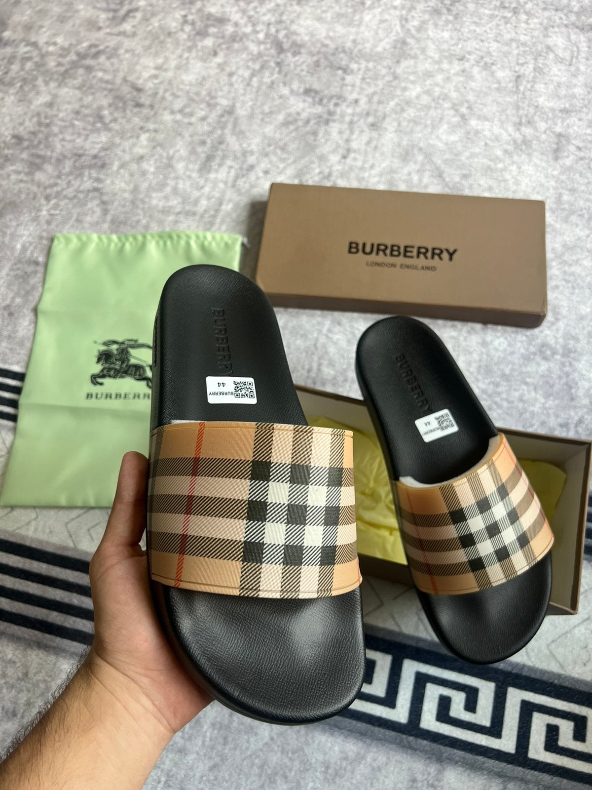 Burberry slippers, Ophalen of Verzenden, Nieuw, Slippers