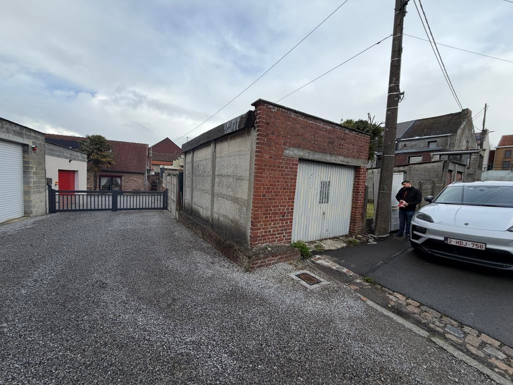 Grand garage a vendre // piéton
