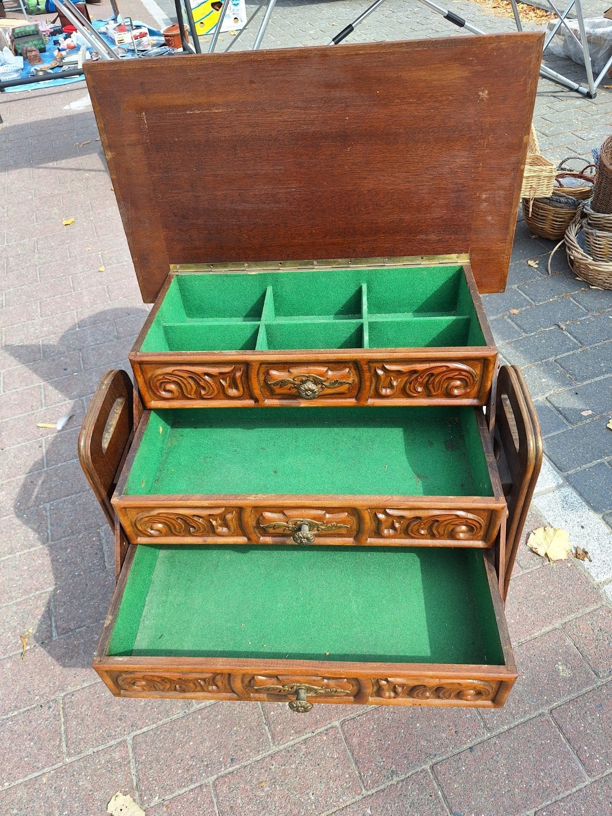 armoire à couture, Enlèvement