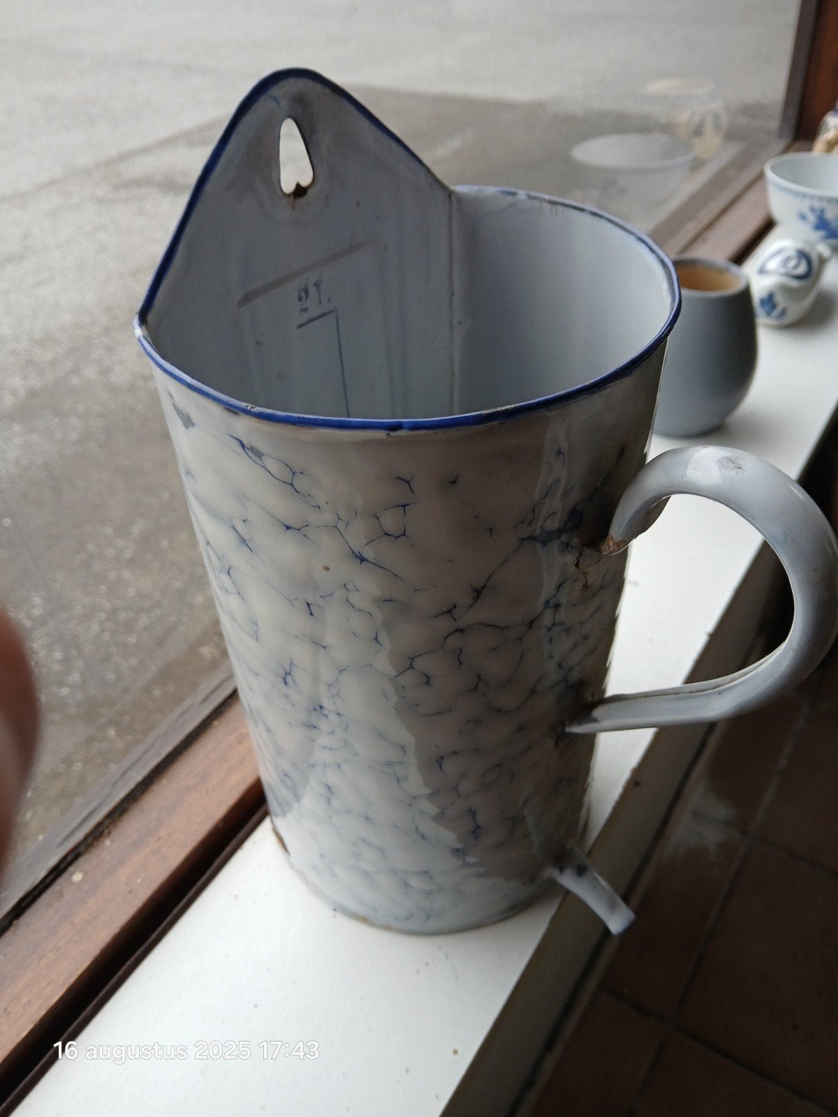 Antieke kan
25 cm hoog 13,5 cm breed ,inhoud 2 liter.jaren 1, Antiquités & Art, Antiquités | Email, Enlèvement