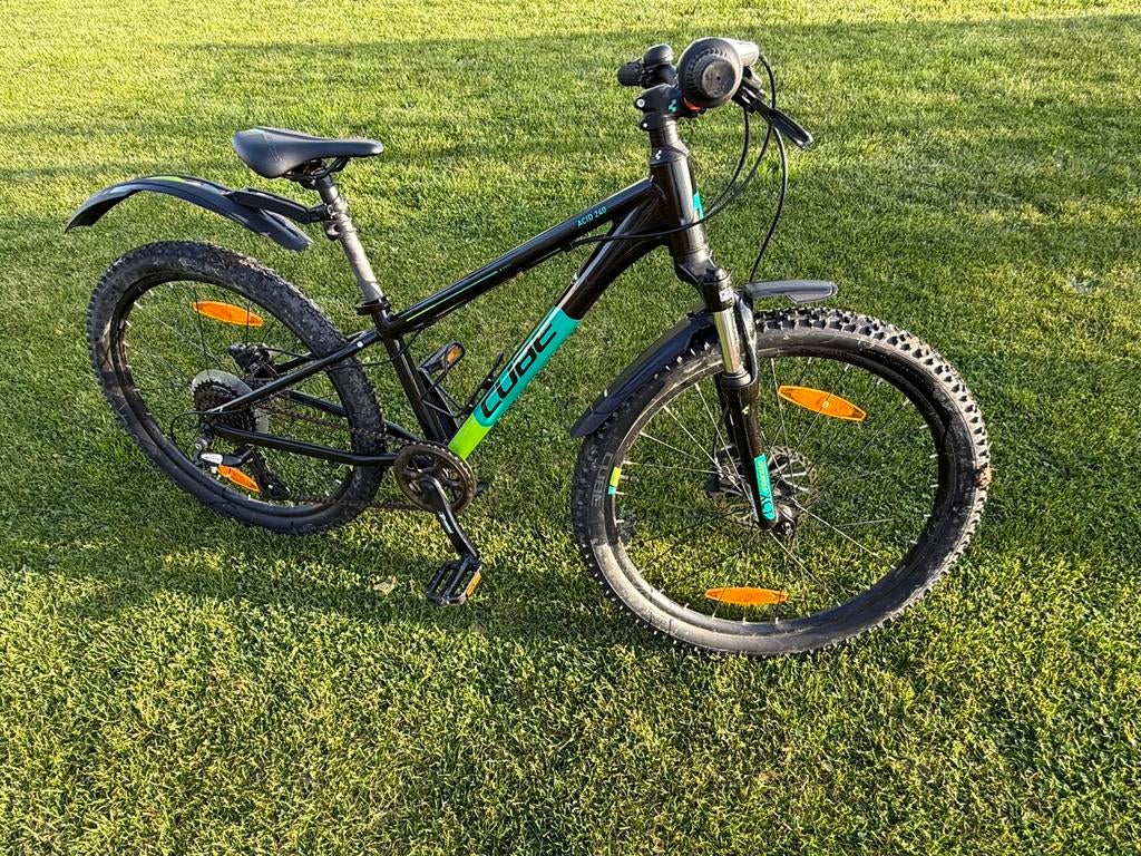 CUBE  ACID 240 - 24’’ - 2024 + spatbord + drankhouder, Ophalen, Zo goed als nieuw