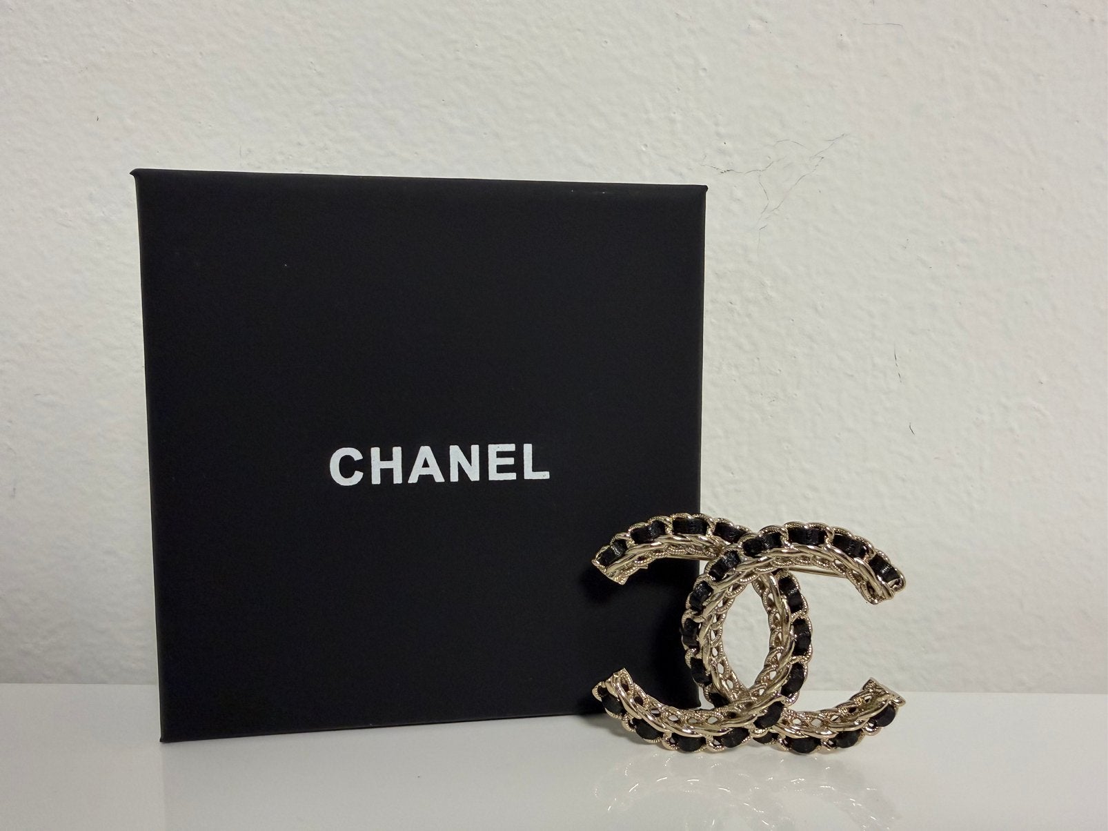Chanel - Broches événement Vip - Neuf avec poinçon et boite, Enlèvement ou Envoi, Neuf, Autres matériaux