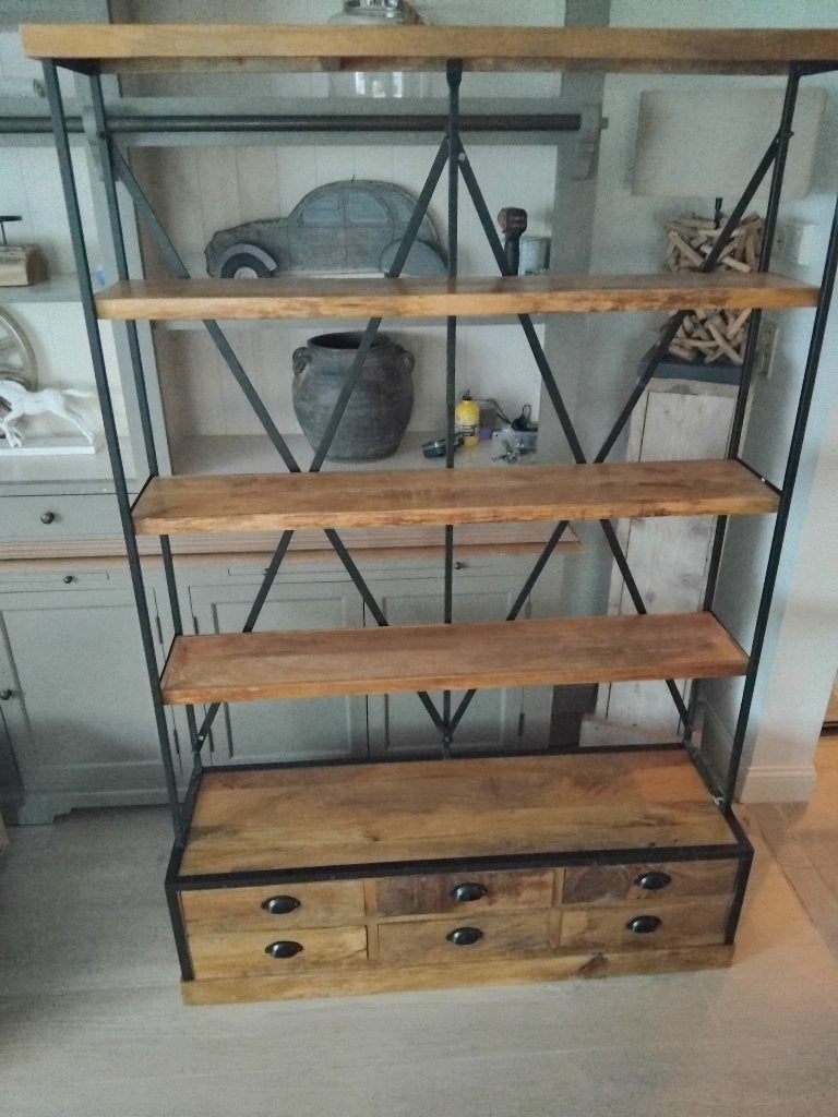 boekenkast industrieel mango hout en zwart staal, Ophalen, Zo goed als nieuw
