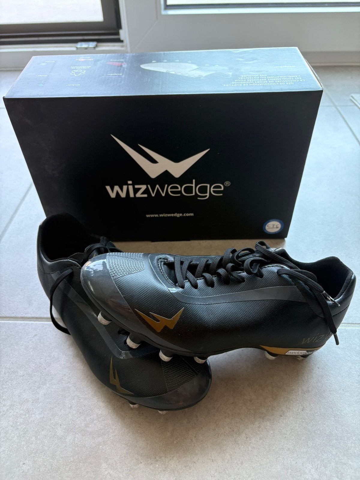 Chaussures de foot à crampons - Comme neuves - Wizwedge, Sports & Fitness, Football, Enlèvement, Comme neuf, Chaussures