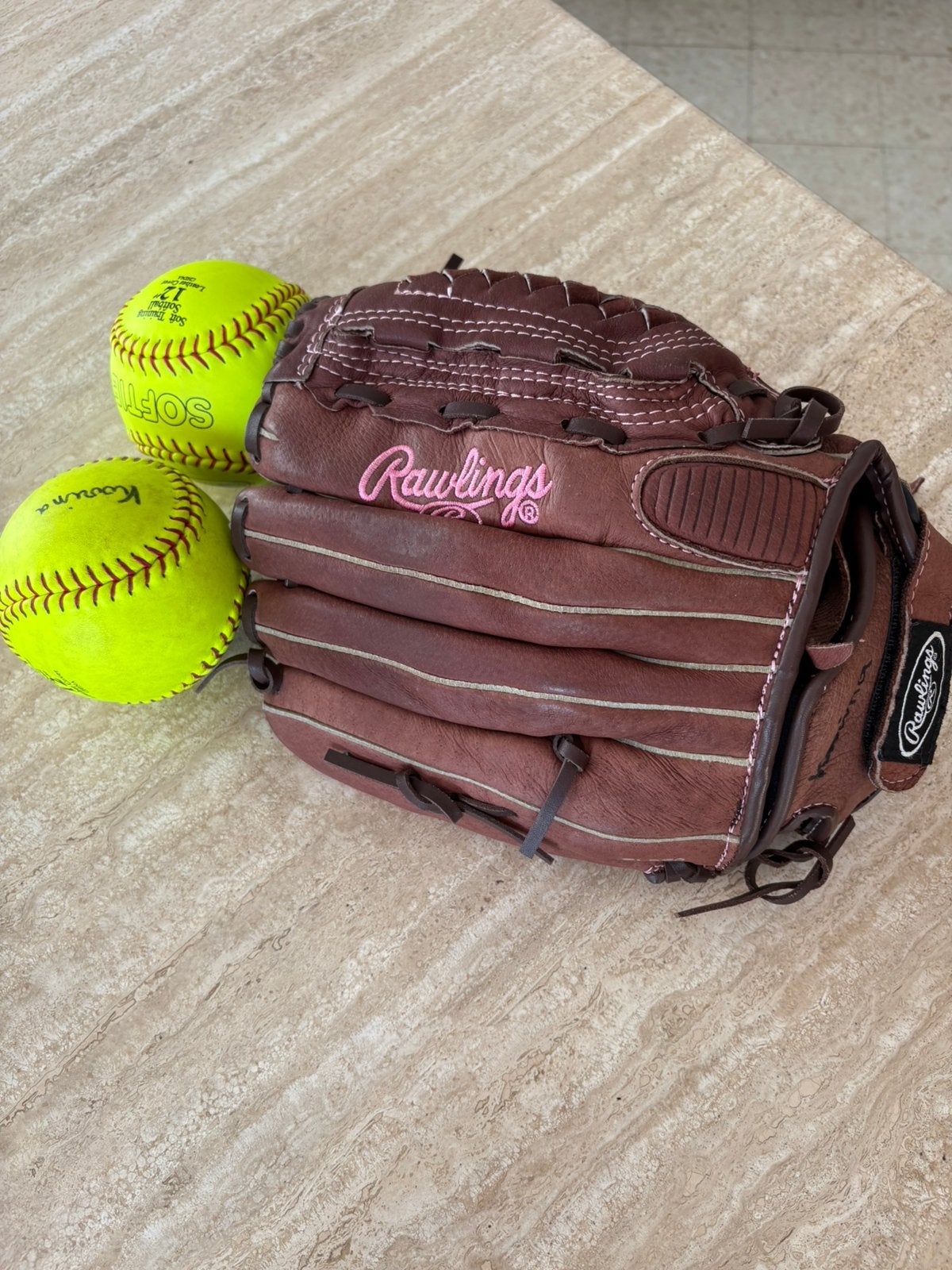 Softbal handschoen met twee soft ballen, Sport en Fitness, Ophalen, Zo goed als nieuw, Softbal, Handschoen