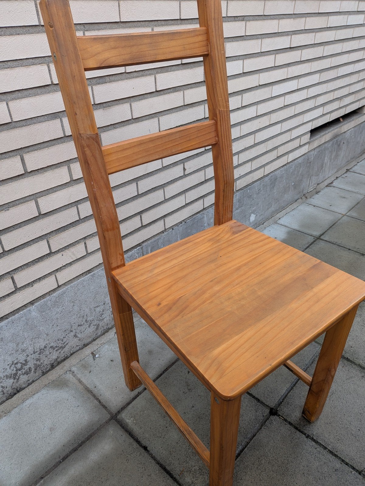 3 chaises en bois brun clair ,25 € pour les3, Antiquités & Art, Enlèvement